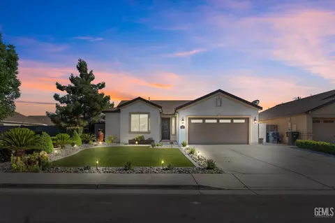 8905 Cadbury Dr, Bakersfield, CA 93311