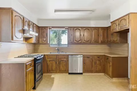 Kitchen - 118 Pierce, Taft, CA 93268 photo 3 of 5