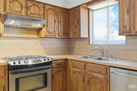 Kitchen - 118 Pierce, Taft, CA 93268 photo 5 of 5