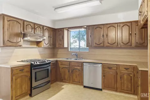 Kitchen - 118 Pierce, Taft, CA 93268 photo 2 of 5