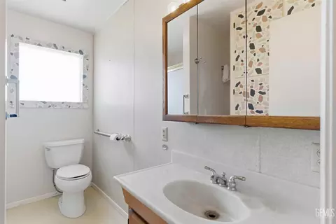 Bath - 118 Pierce, Taft, CA 93268 photo 2 of 2