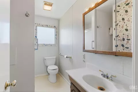 Bath - 118 Pierce, Taft, CA 93268 photo 1 of 2