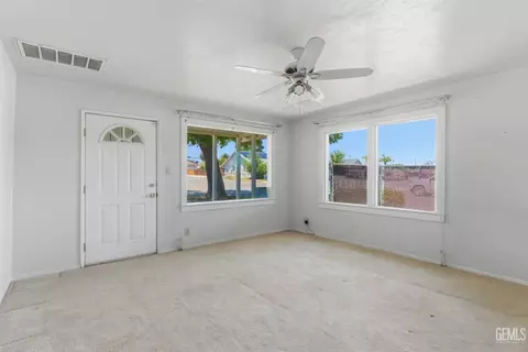 Living - 118 Pierce, Taft, CA 93268 photo 2 of 3