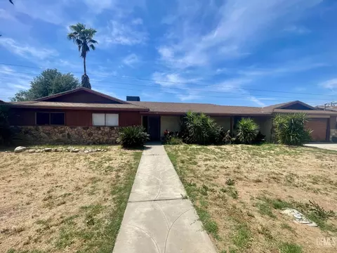 9906 San Emidio St, Lamont, CA 93241