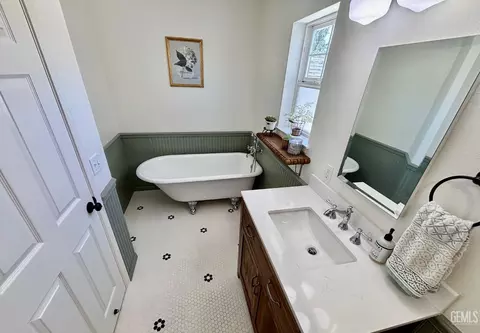 Bath - 20562 Tiffany Cir, Tehachapi, CA 93561 photo 7 of 7