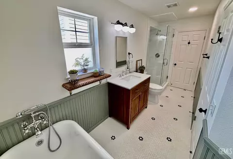 Bath - 20562 Tiffany Cir, Tehachapi, CA 93561 photo 5 of 7