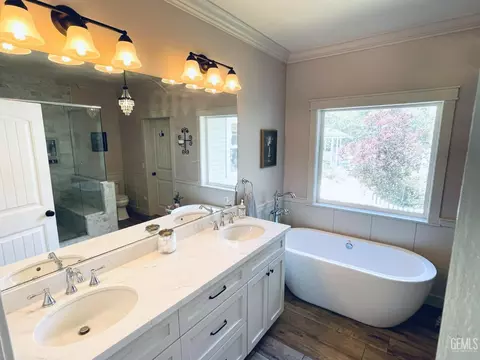 Bath - 20562 Tiffany Cir, Tehachapi, CA 93561 photo 2 of 7