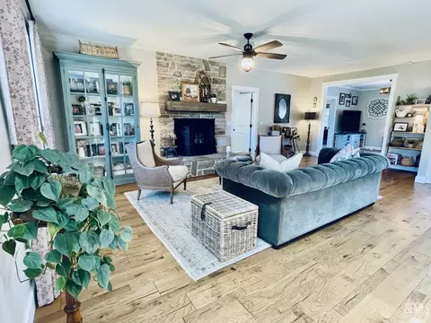 Living - 20562 Tiffany Cir, Tehachapi, CA 93561 photo 2 of 6
