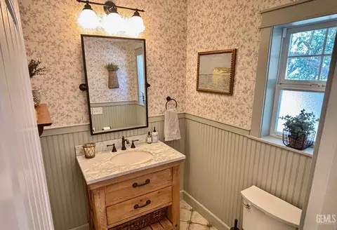 Bath - 20562 Tiffany Cir, Tehachapi, CA 93561 photo 1 of 7