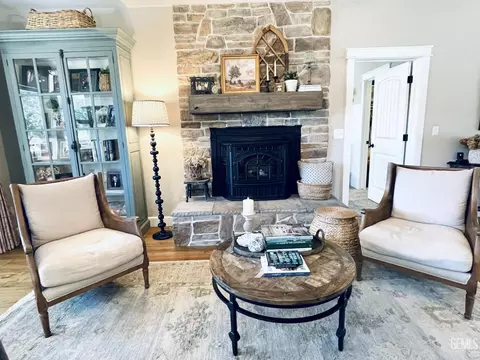 Living - 20562 Tiffany Cir, Tehachapi, CA 93561 photo 3 of 6