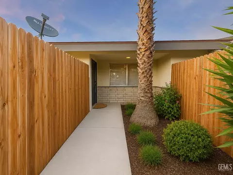 4000 Christmas Tree Ln, Bakersfield, CA 93306