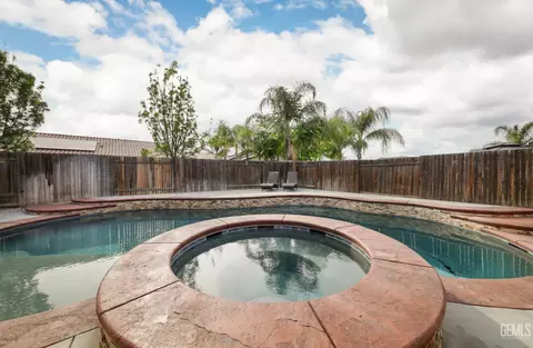Exterior - 9605 Surfside St, Bakersfield, CA 93313 photo 9 of 11