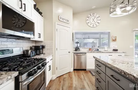 Kitchen - 9605 Surfside St, Bakersfield, CA 93313 photo 2 of 2