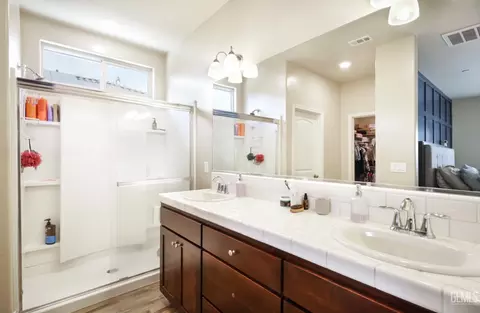 Bath - 9605 Surfside St, Bakersfield, CA 93313 photo 2 of 2