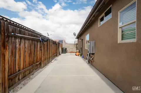 Entry Way - 9605 Surfside St, Bakersfield, CA 93313 photo 6 of 6
