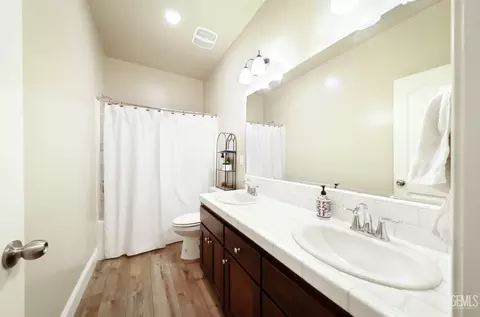 Bath - 9605 Surfside St, Bakersfield, CA 93313 photo 1 of 2