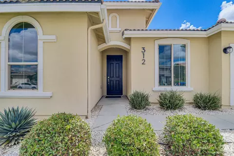 Exterior - 312 Hammersmith Dr, Bakersfield, CA 93314 photo 5 of 9