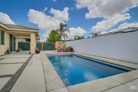 Exterior - 312 Hammersmith Dr, Bakersfield, CA 93314 photo 9 of 9