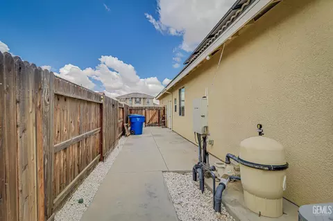 Entry Way - 312 Hammersmith Dr, Bakersfield, CA 93314 photo 5 of 5