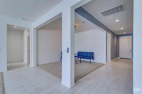 Entry Way - 312 Hammersmith Dr, Bakersfield, CA 93314 photo 4 of 5