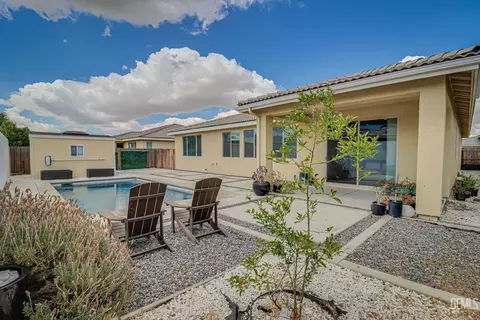 Exterior - 312 Hammersmith Dr, Bakersfield, CA 93314 photo 7 of 9