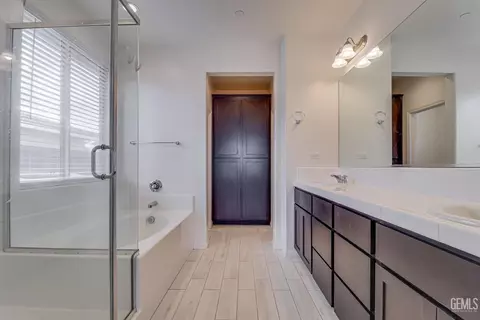 Bath - 312 Hammersmith Dr, Bakersfield, CA 93314 photo 2 of 3