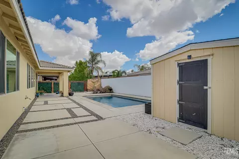 Exterior - 312 Hammersmith Dr, Bakersfield, CA 93314 photo 8 of 9