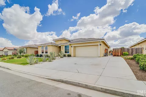Exterior - 312 Hammersmith Dr, Bakersfield, CA 93314 photo 3 of 9