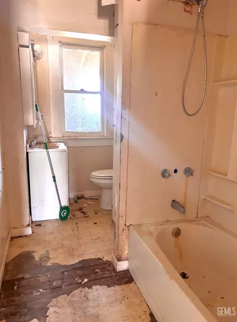 Bath - 24892 4th St, Fellows, CA 93224 photo 1 of 1