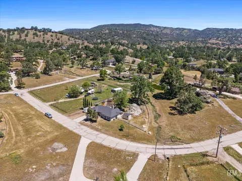 30101 Greenwater Dr, Tehachapi, CA 93561