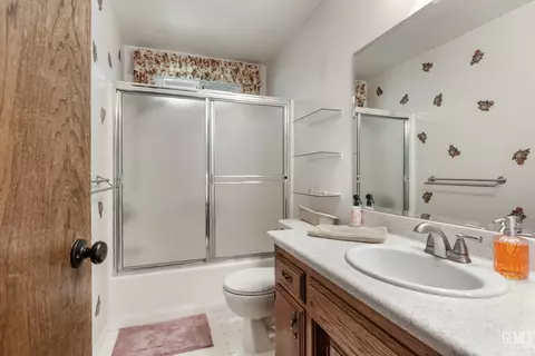 Bath - 20020 Birdie Ct, Tehachapi, CA 93561 photo 1 of 2