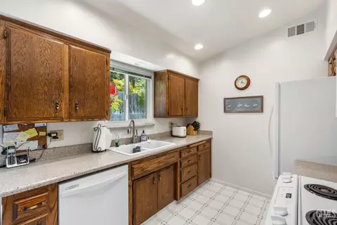 Kitchen - 20020 Birdie Ct, Tehachapi, CA 93561 photo 2 of 3