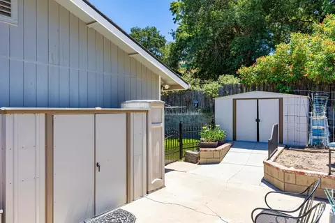 Exterior - 20020 Birdie Ct, Tehachapi, CA 93561 photo 11 of 16