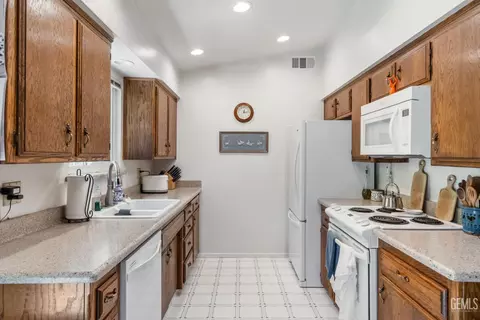 Kitchen - 20020 Birdie Ct, Tehachapi, CA 93561 photo 1 of 3