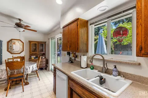 Kitchen - 20020 Birdie Ct, Tehachapi, CA 93561 photo 3 of 3