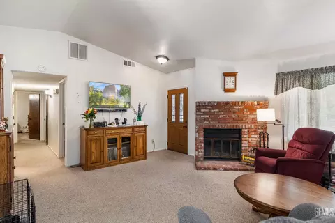 Living - 20020 Birdie Ct, Tehachapi, CA 93561 photo 1 of 2