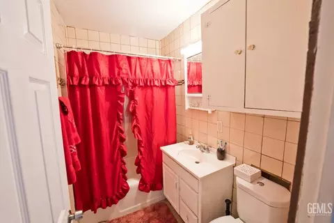 Bath - 111 Franklin Ave, Taft, CA 93268 photo 1 of 1