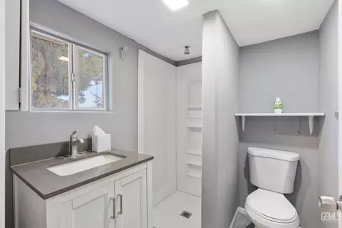 Bath - 300 Buchanan St, Taft, CA 93268 photo 1 of 2
