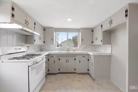 Kitchen - 300 Buchanan St, Taft, CA 93268 photo 2 of 3