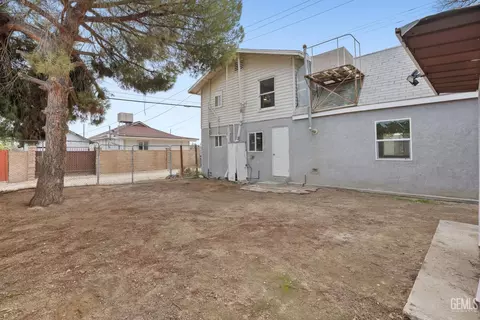 Exterior - 300 Buchanan St, Taft, CA 93268 photo 4 of 5
