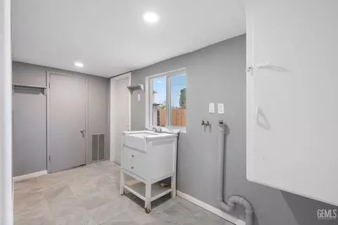 Other - 300 Buchanan St, Taft, CA 93268 photo 8 of 10