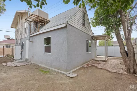 Exterior - 300 Buchanan St, Taft, CA 93268 photo 3 of 5