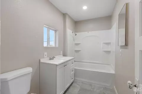 Bath - 300 Buchanan St, Taft, CA 93268 photo 2 of 2