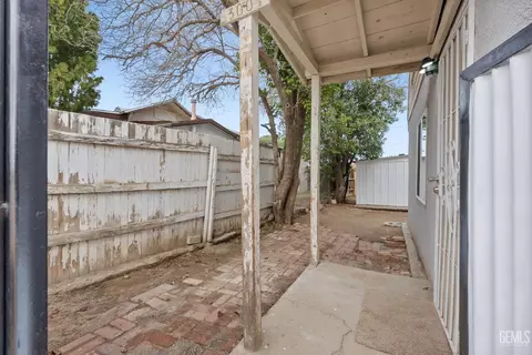 Exterior - 300 Buchanan St, Taft, CA 93268 photo 2 of 5