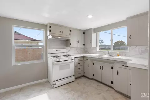 Kitchen - 300 Buchanan St, Taft, CA 93268 photo 1 of 3