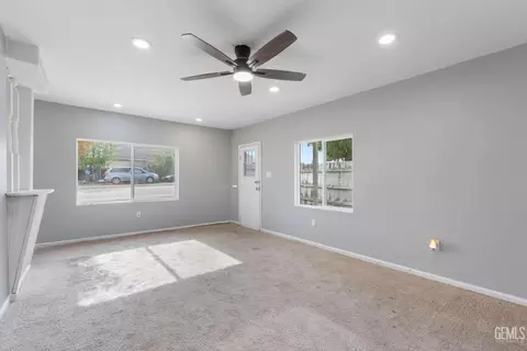 Living - 300 Buchanan St, Taft, CA 93268 photo 2 of 3