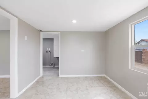 Entry Way - 300 Buchanan St, Taft, CA 93268 photo 3 of 5