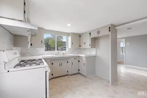 Kitchen - 300 Buchanan St, Taft, CA 93268 photo 3 of 3