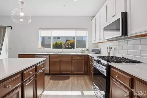 Kitchen - 3317 Trail River Ln, Shafter, CA 93263 photo 2 of 4