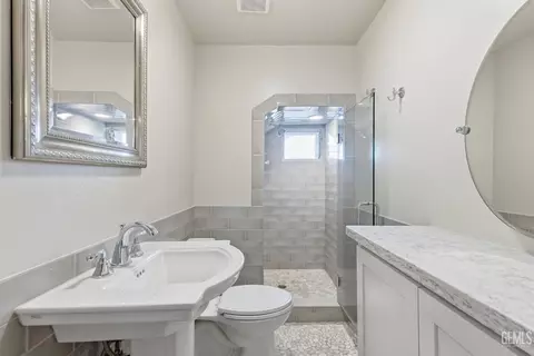 Bath - 2004 Verde St, Bakersfield, CA 93304 photo 1 of 2